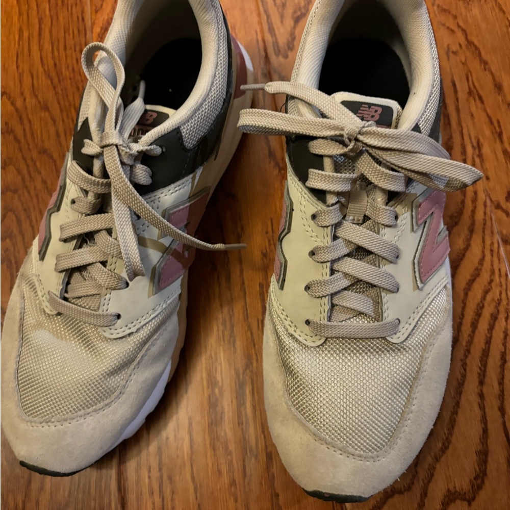 Size 8 New Balance Tennis used but good condition.